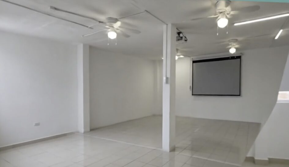 Segundo piso de Tlalpan 450, espacio abierto con ventiladores de techo y pantalla de proyección